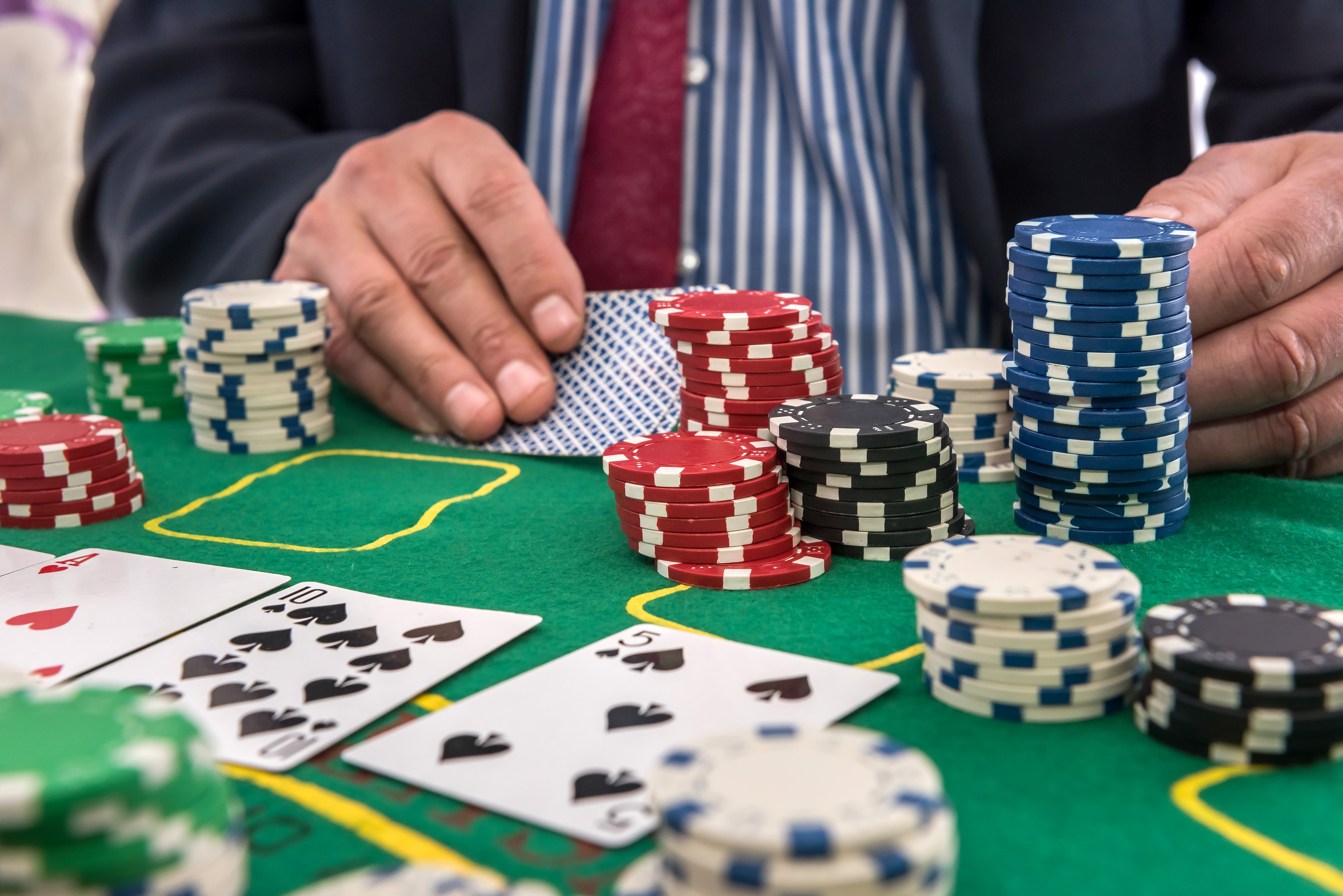 man casino looking playing cards stack token chips 在 Bajialeduchang.com 上,探索澳大利亚华人玩家最受欢迎的在线和真人百家乐赌场,提供全面的赌场评测和攻略。了解加密货币赌场的优势、丰富多样的游戏种类以及在线赌博的法律环境。无论您是新手还是高玩家,我们都提供安全负责的游戏平台,助您享受精彩的赌博体验。立即加入我们,开启您的百家乐之旅!