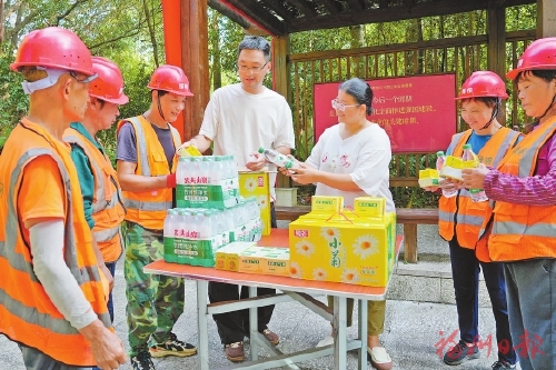 暑天送清凉 关怀沁人心